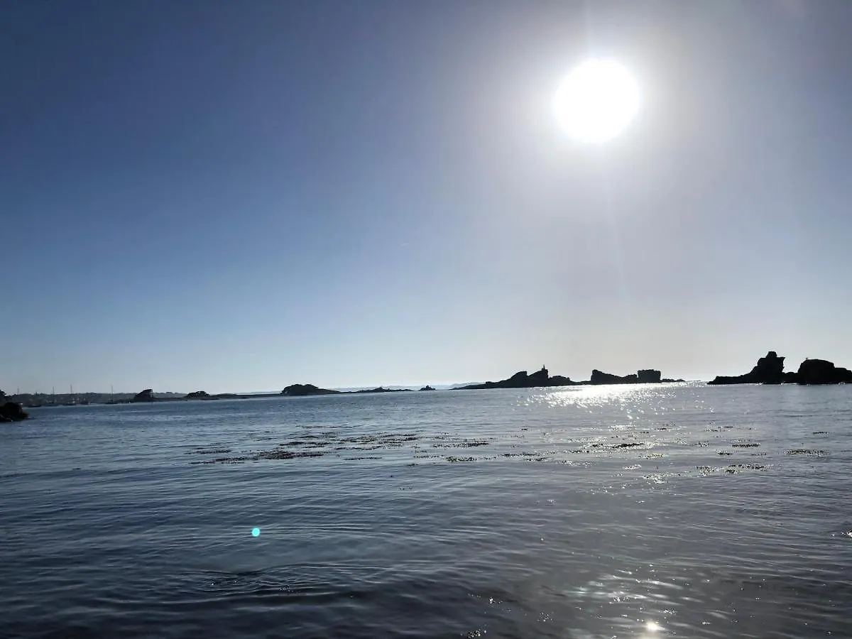 Atypique Roulotte Les Pieds Dans L'Eau Hotel Penvénan 0*,  Francia